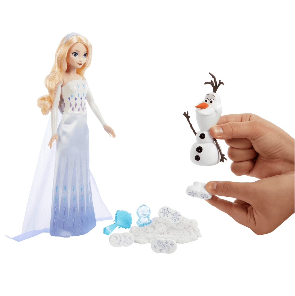 Muñeca Elsa con vestido blanco junto a Olaf, estampadores y arena