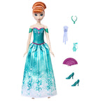 Anna con vestido turquesa y sus accesorios: collar, cinta, zapatos, abanico y frasco