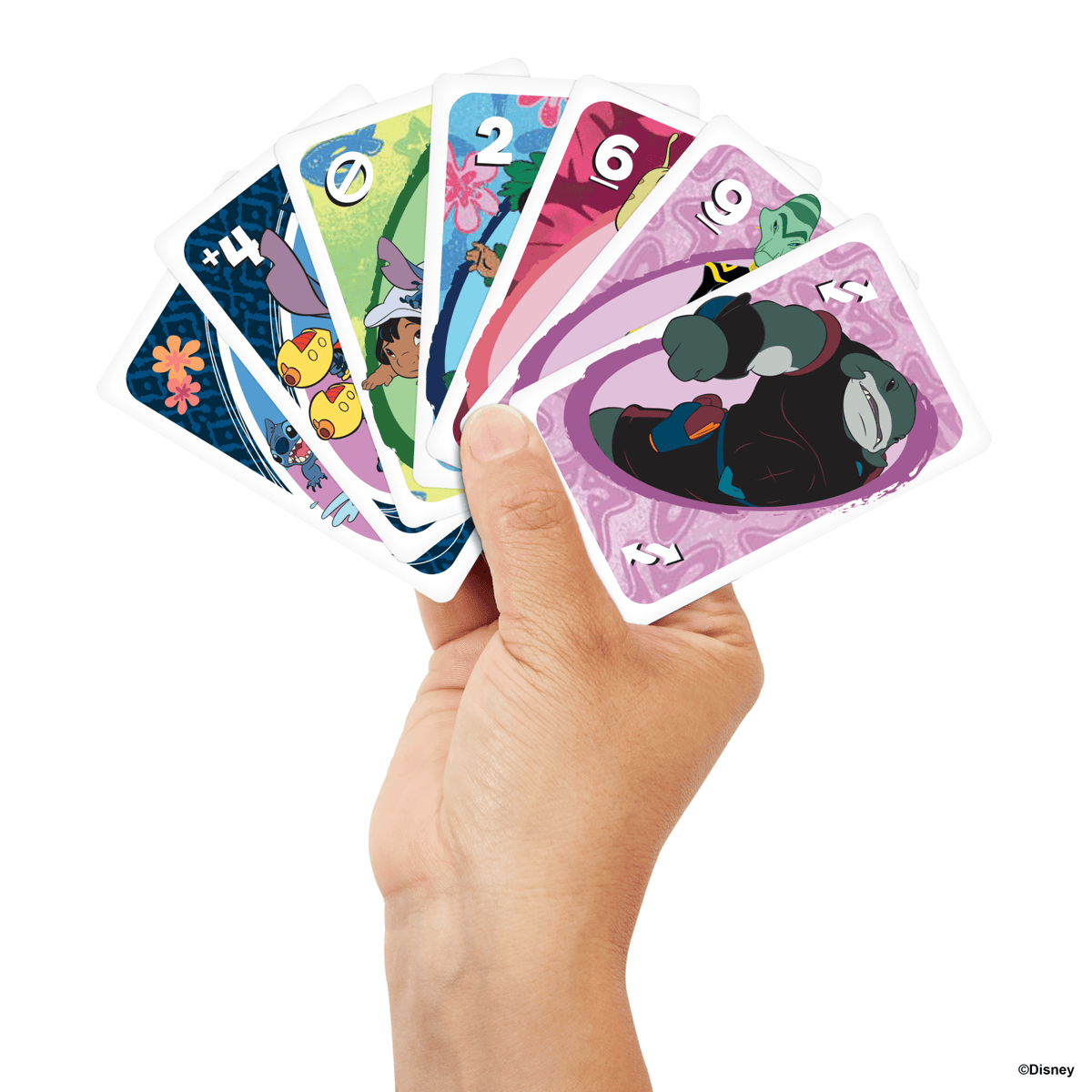 Mano sosteniendo cartas de UNO Lilo & Stitch con ilustraciones de los personajes