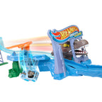 Vehículo saltando frente a la torre con logo Hot Wheels RacerVerse y Spinosaurus