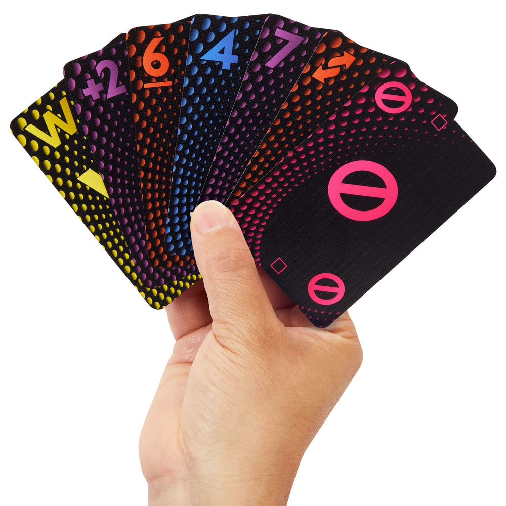 Mano sosteniendo cartas UNO Gold Edition con comodín, +2 y bloqueo