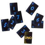 Cartas azules de UNO Gold Edition y reverso negro con logo dorado