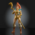 Teela sosteniendo su báculo con ambas manos sobre fondo oscuro
