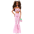 Barbie Deluxe Style morena con top rosado y pantalón acampanado de mezclilla