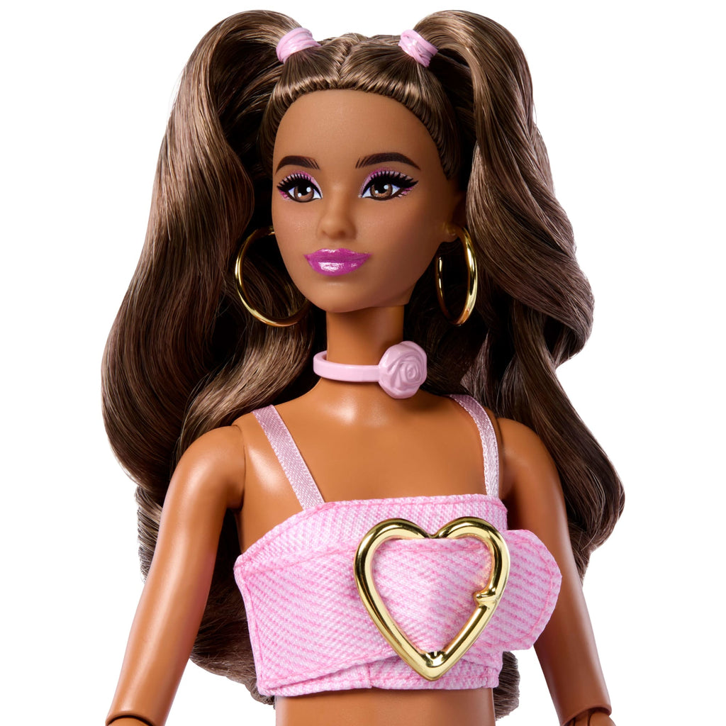 Rostro de Barbie Deluxe Style con aros dorados y gargantilla de rosa