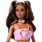 Rostro de Barbie Deluxe Style con aros dorados y gargantilla de rosa