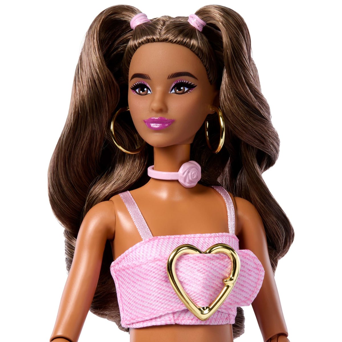 Rostro de Barbie Deluxe Style con aros dorados y gargantilla de rosa