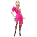 Barbie Deluxe Style con vestido fucsia, medias de encaje y cartera plateada