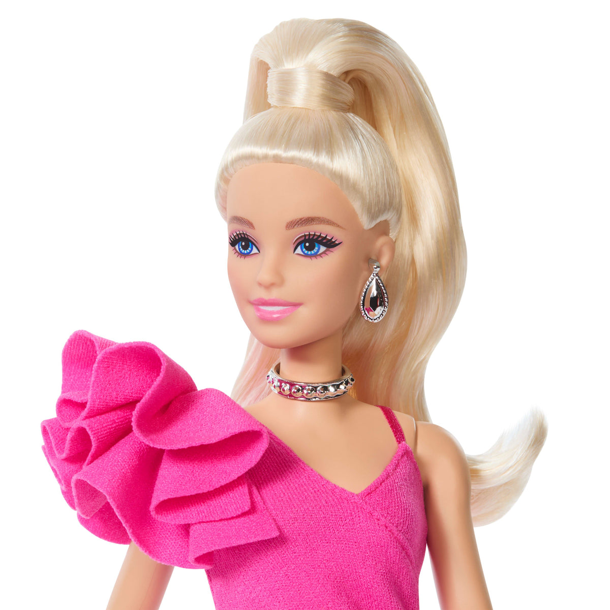 Primer plano de la Barbie rubia con cola de caballo y aros