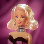 Rostro de Barbie Marilyn Monroe con cabello rubio, lunar y collar de diamantes