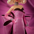 Detalle del vestido magenta con lazo y guantes largos de la muñeca