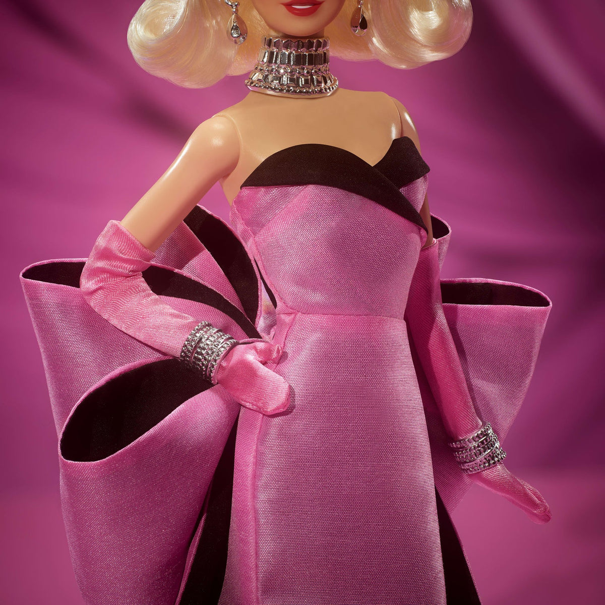 Detalle del vestido magenta con lazo y guantes largos de la muñeca