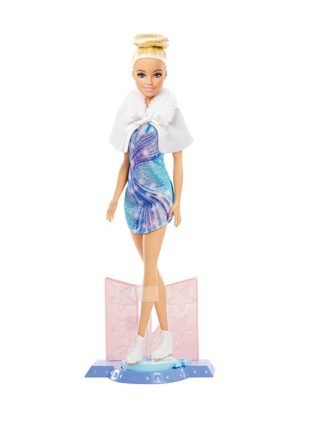 Barbie patinadora con vestido azul lila y chaqueta blanca sobre su base de pista