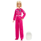 Muñeca Barbie astronauta con traje espacial rosado y casco blanco a su lado