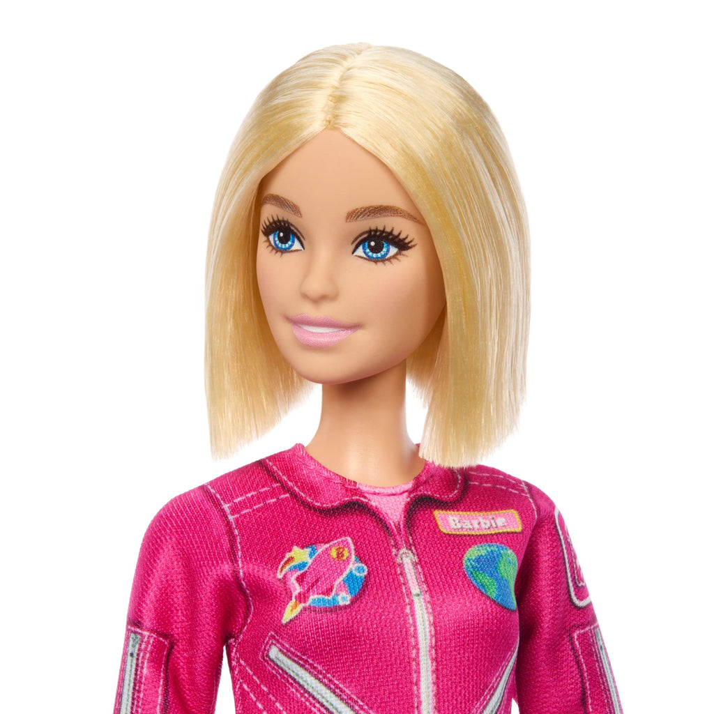 Primer plano del rostro de Barbie astronauta con parches en el traje rosado