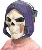 Niña usando la máscara de Skeletor de Masters of the Universe vista de lado