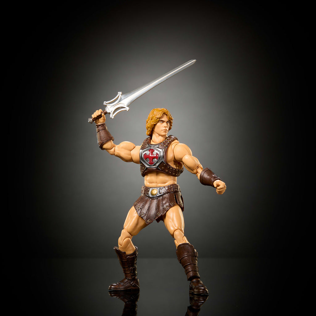 He-Man de la película 2026 levantando la Espada del Poder con un brazo