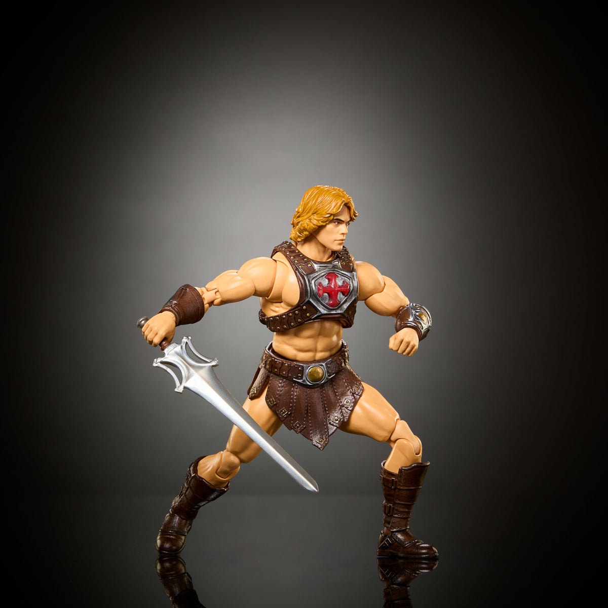 He-Man Chronicles en pose de combate con la espada, articulación de piernas