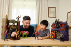 Padre e hijo jugando con el set de Masters of the Universe y sus figuras