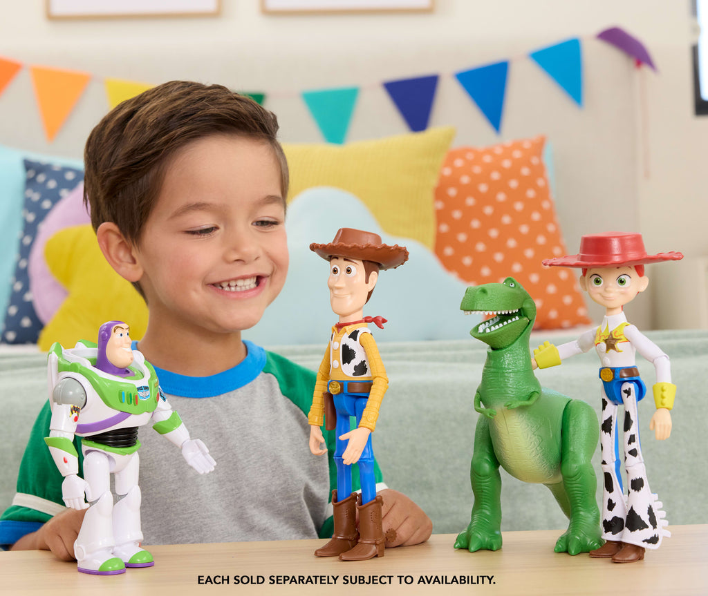 Niño jugando con las figuras Toy Story de Buzz, Woody, Rex y Jessie sobre una mesa