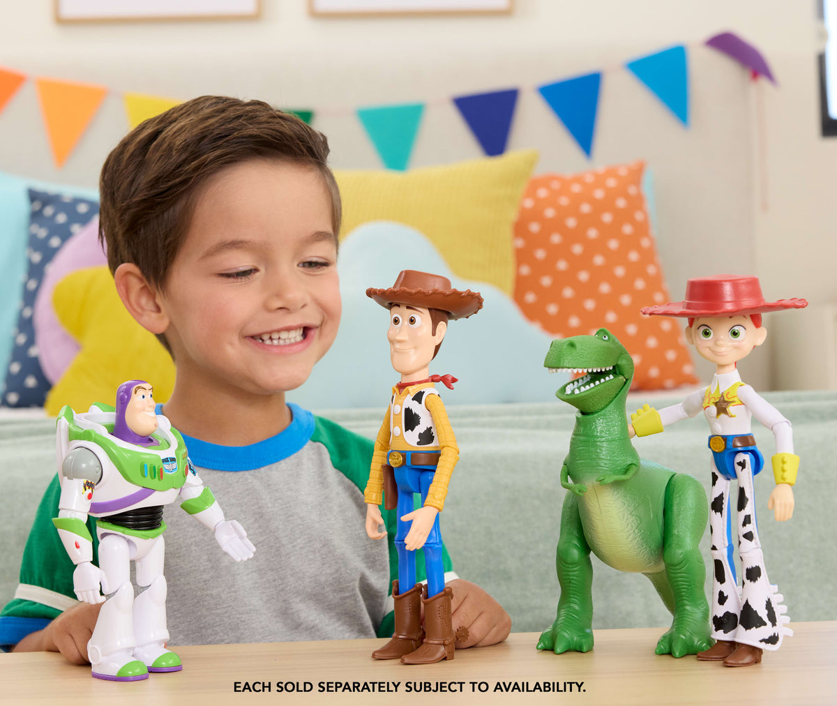 Niño jugando con las figuras Toy Story de Buzz, Woody, Rex y Jessie sobre una mesa