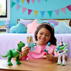 Niña jugando con las figuras de Rex, Karen Beverly, Forky y Buzz