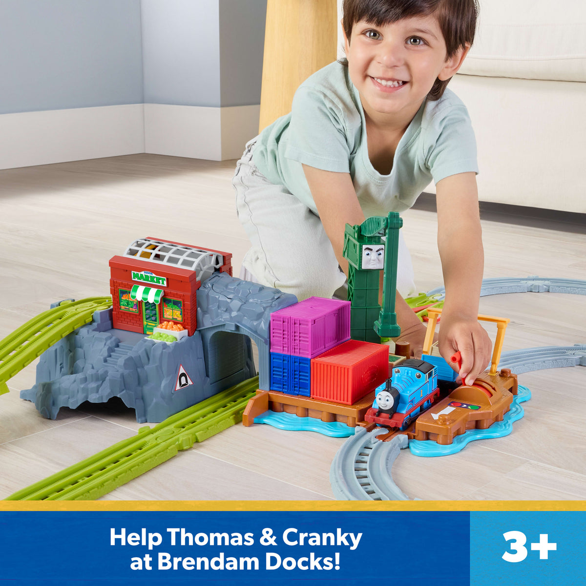 Niño jugando con la pista del Muelle de Cranky y la locomotora Thomas