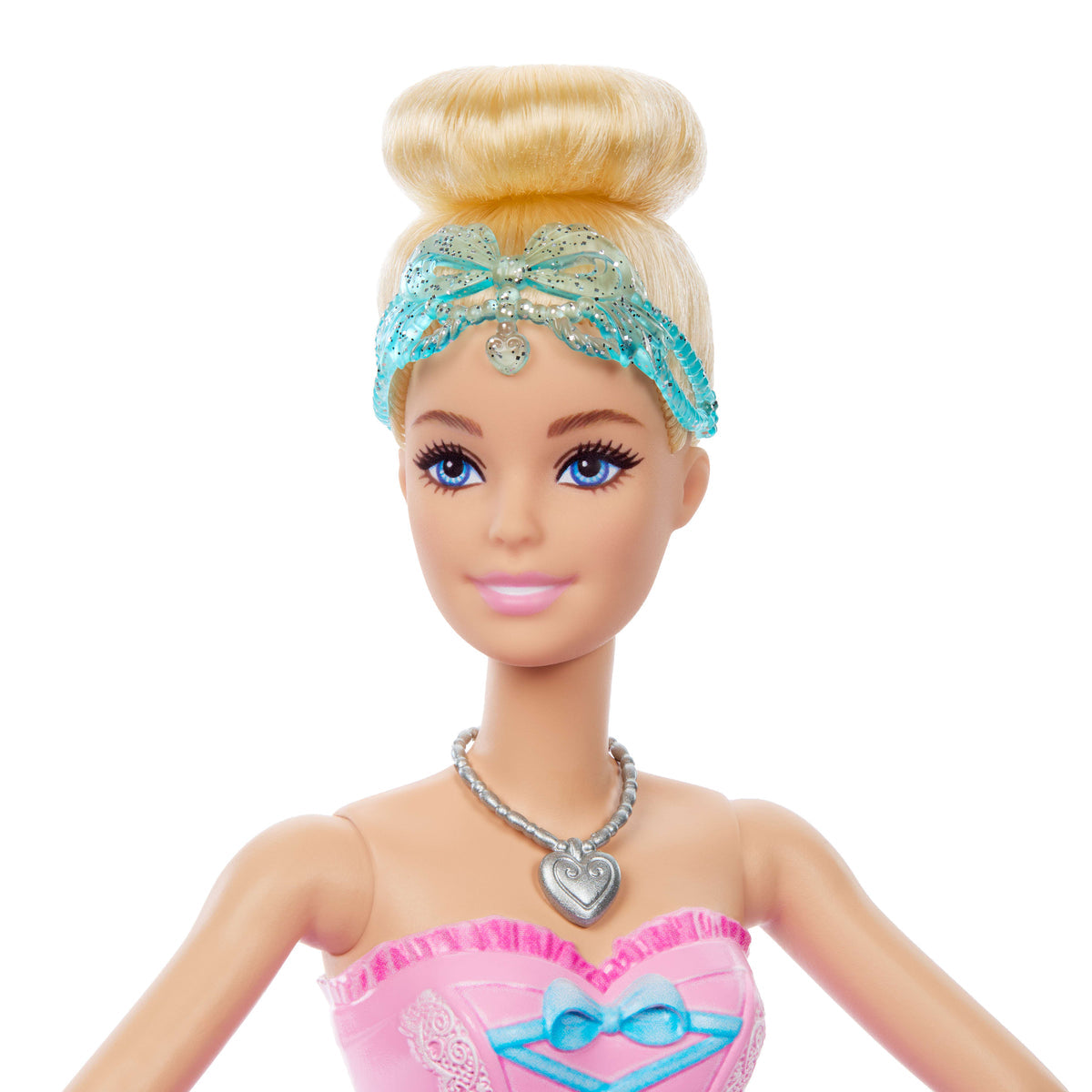 Detalle del rostro de Barbie Clara con diadema de moño brillante y collar de corazón