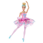 Barbie Clara en pose de bailarina con un brazo arriba y caja de regalo en la mano