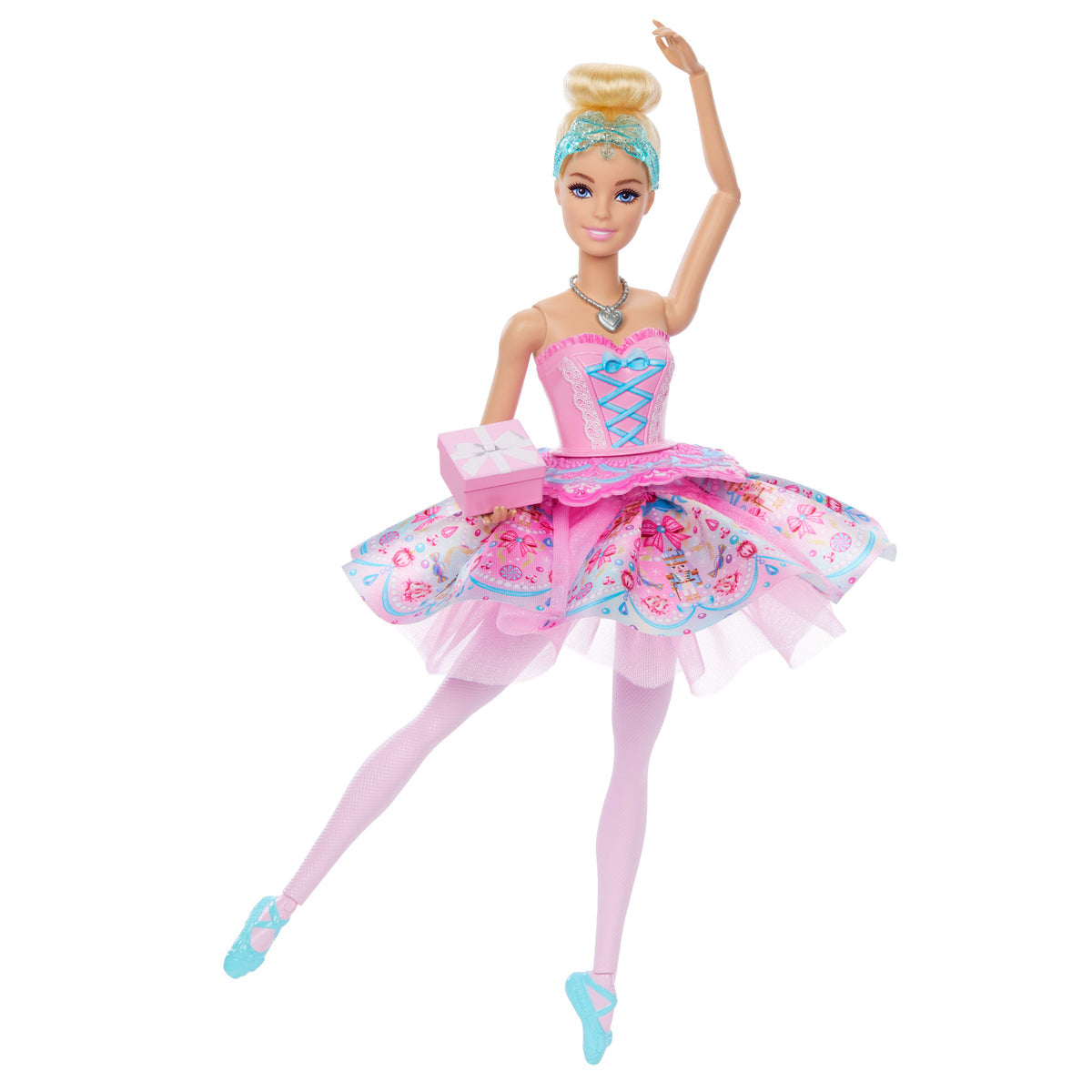 Barbie Clara en pose de bailarina con un brazo arriba y caja de regalo en la mano
