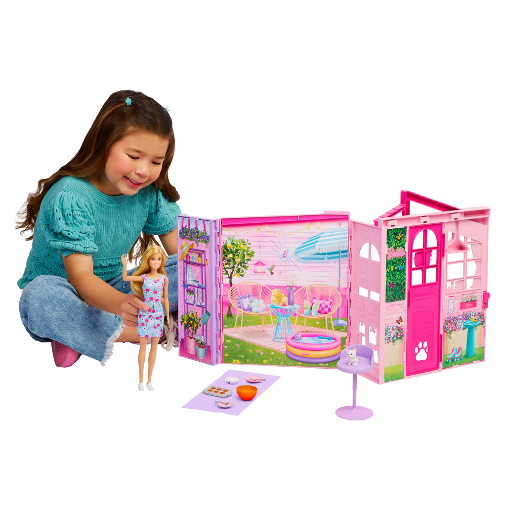 Niña jugando con la casa de muñecas Barbie Dream Land