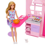 Barbie en la cocina de la casa preparando galletas junto al gatito