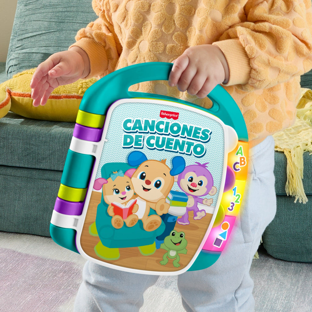Bebé llevando el libro Fisher-Price tomado de su asa