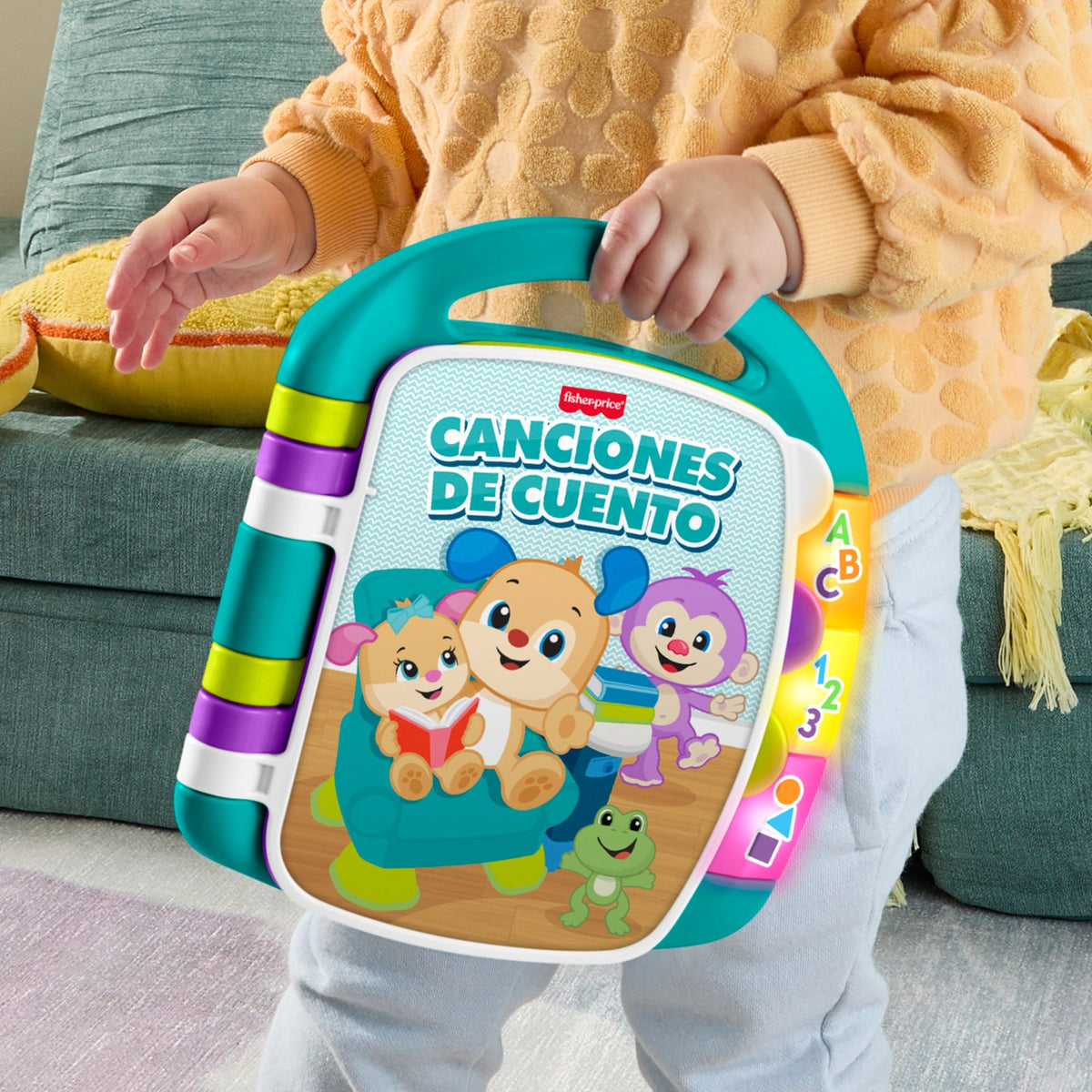 Bebé llevando el libro Fisher-Price tomado de su asa