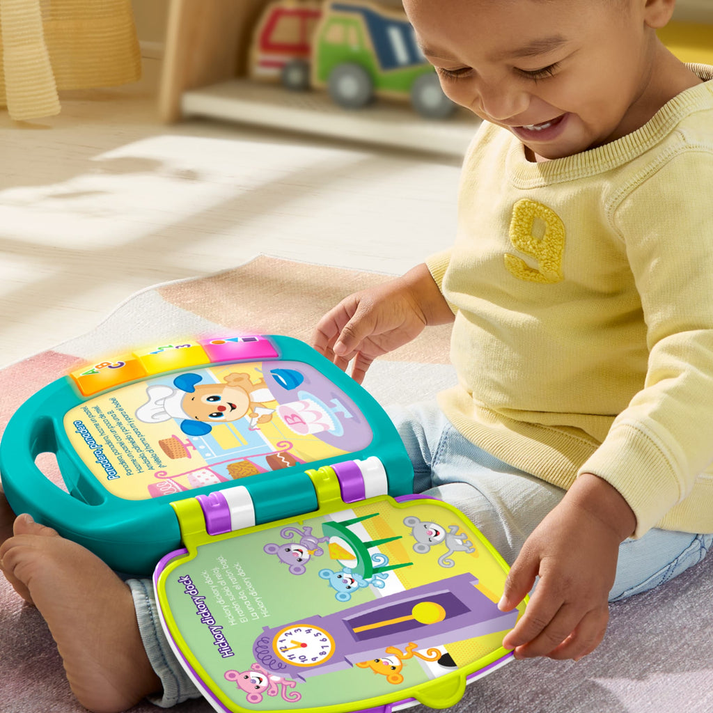 Bebé sonriendo mientras da vuelta las páginas del libro musical