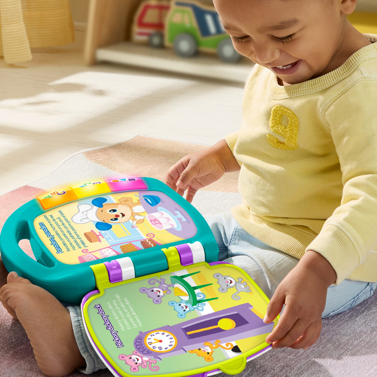 Bebé sonriendo mientras da vuelta las páginas del libro musical