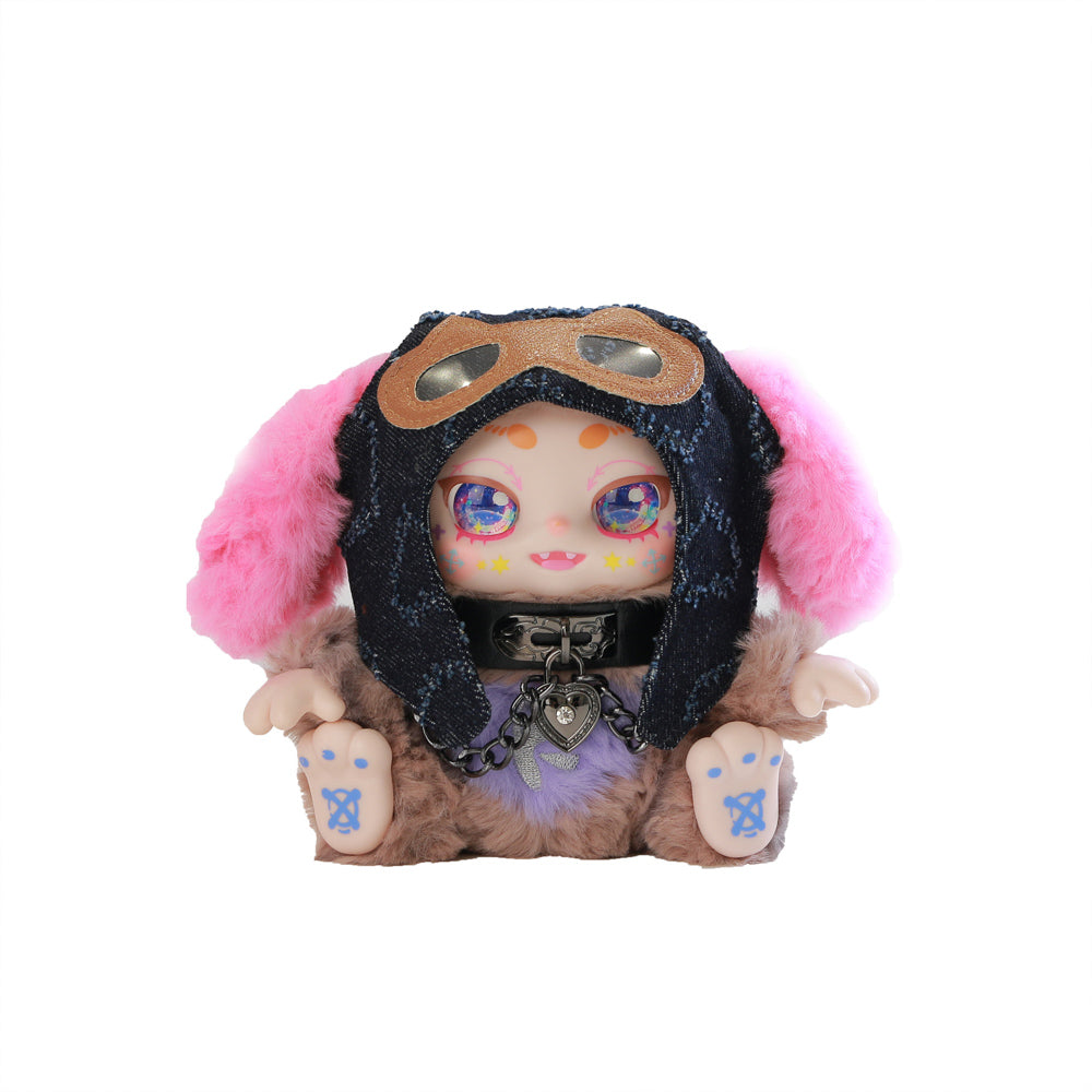 Peluche Kimmon con gorro de aviador y orejas rosadas