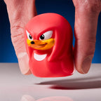 Mano sosteniendo el Mini TUBBZ de Knuckles para mostrar su tamaño