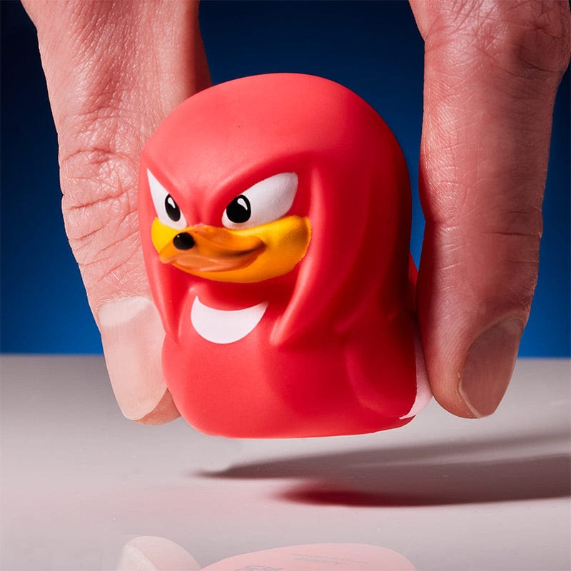 Mano sosteniendo el Mini TUBBZ de Knuckles para mostrar su tamaño