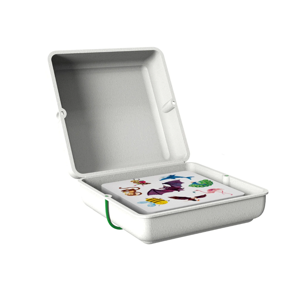 Caja de viaje Matching abierta con las cartas de animales en su interior