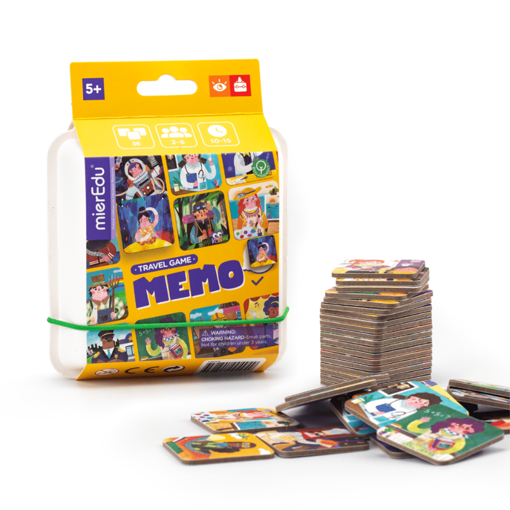Fichas del juego Memo apiladas y repartidas junto a la caja