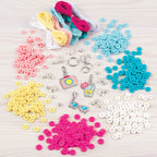 Contenido del kit: cuentas heishi rosadas, amarillas, celestes y blancas, charms e hilos