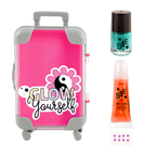Contenido de la maleta rosada: esmalte, brillo labial y gemas
