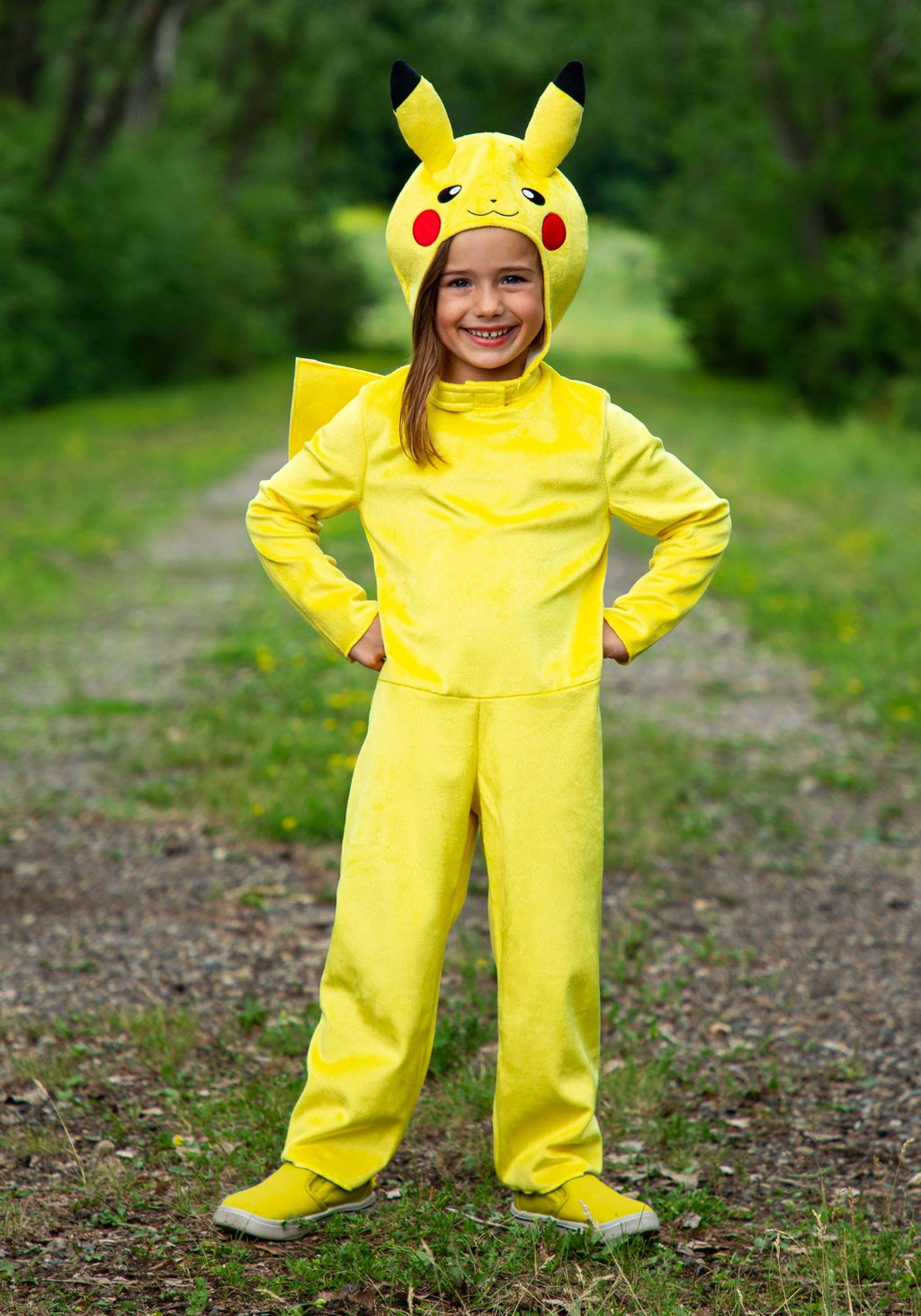 Niña con disfraz Pikachu Classic de felpa amarilla en un parque