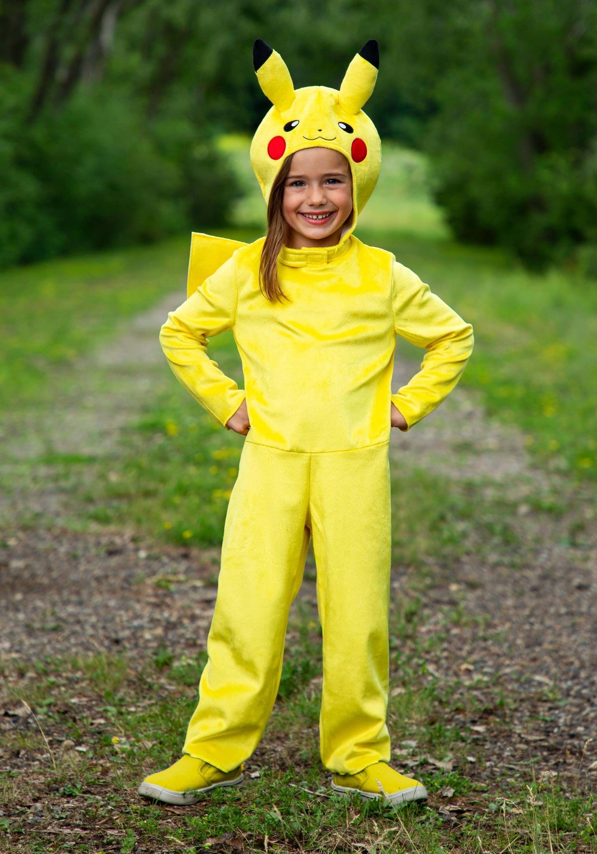 Niña con disfraz Pikachu Classic de felpa amarilla en un parque