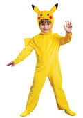 Niño con disfraz de Pikachu amarillo y capucha con orejas sobre fondo blanco