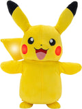 Peluche Pikachu Electric Charge de frente con mejillas y cola encendidas
