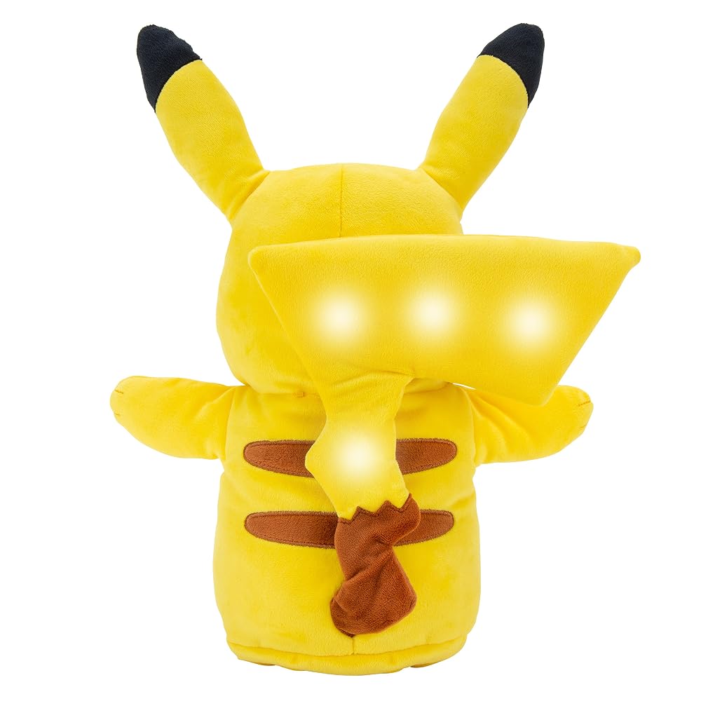 Vista trasera del peluche Pikachu con la cola encendida