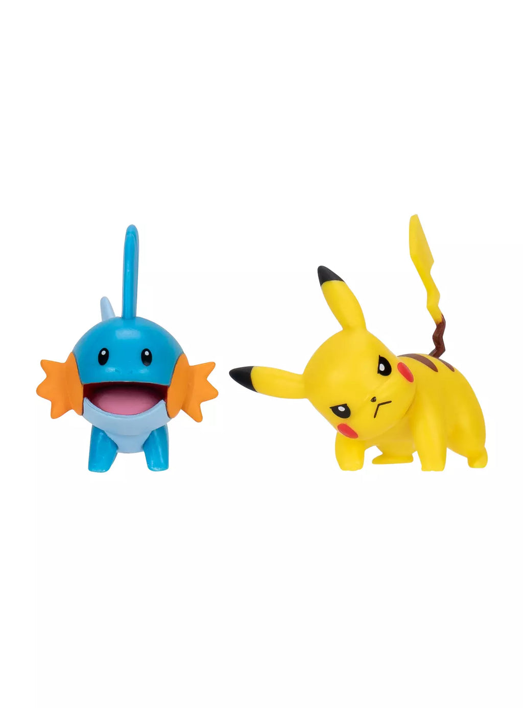 Figuras de Mudkip y Pikachu fuera del empaque sobre fondo blanco