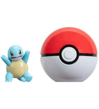Figura de Squirtle con los brazos arriba junto a la Poké Ball fuera del empaque